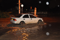 بالصور: مياه الأمطار تغمر الشوارع في مدينة اللد 